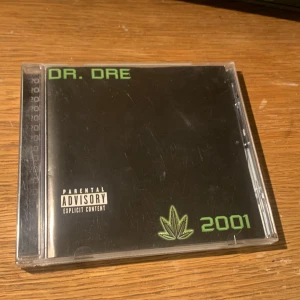 Dr Dre CD 2001 - Dr Dre cd ”2001” funkar bra men har två av den så säljer den ena. TRYCK KONTAKTA INTE KÖP NU OM DU ÄR INTRESSERAD ❤️❤️