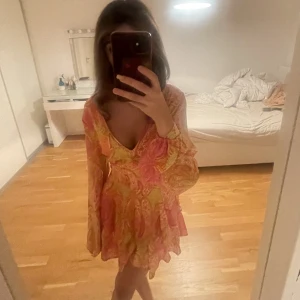 Mönstrad volangklänning - Super fin och trendig klänning i nyskick som formar kroppen så snyggt💕✨😍👌den har shorts i sig så inte alls genomskinlig. MÅNGA INTRESSERADE SÅ KÖP DIREKT FÖR 400 