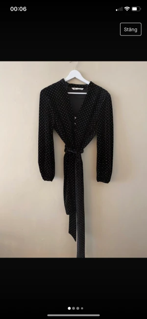 Zara klänning - Zara klänning i sammet aktigt material! Knytskärp till.