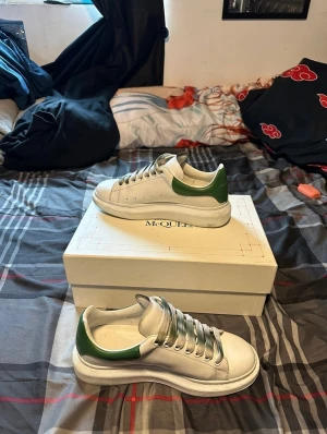 Alexander McQueen  - Cond 8/10 (bra skick) Kommer med dustbag  Storlek 41,5 (fits 42, 42,5) 1-2 arbetsdagar leveranstid med PostNord Spårbart. 