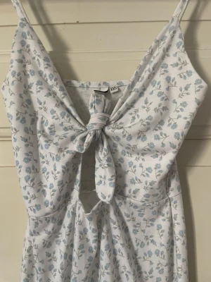 Söt sommarklänning - Söt sommarklänning från Nelly Trend. Använd 2 gånger, korta stunder. Jag har xxs/xs i klänningar men xxs börjar bli för litet och jag gillar inte detaljen vid brösten/magen så hoppas någon annan kan glädja sig av denna söta klänning. 