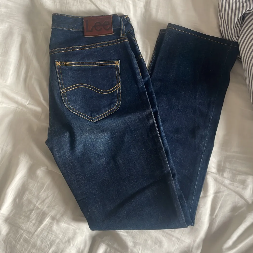 Jättesnygga mörkblåa lågmidjade straightjeans från Lee.  Finns fler bilder om det önskas. Jeans & Byxor.