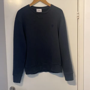 Dondup tröja - Säljer min jätte trendiga tröja från dondup. Skick 7/10. Storlek small. Ny pris 2200 mitt pris 1000