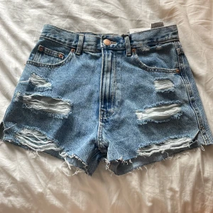 Jeans shorts - TRYCK INTE  PÅ KÖP NU!!!! Dessa helt nya jeansshorts köpta frn Pulp and bear förra året. Aldrig använda endast testade därför är löparna fortfarande kvar.   Frakt tillkommer  Skriv privat så får ni ett pris på vad frakten kostar 