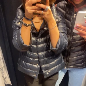 RÅNAD JACKA - Min jacka blev rånad för nån dag sen snälla kontakta mig ifall ni ser nån annons på en herno jacka med st 40 och marinblå i Stockholm 😢. 