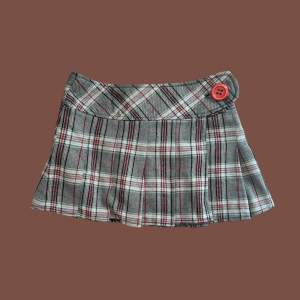 Dark academia style mini kjol. 40cm rakt över midjan och ungefär 80-83 cm runt om midjan. Kan alltid gå ner i pris! Ge ett prisförslag❤️