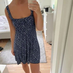 Sommarklänning - Säljer denna sommarklänning köpt från en marknad i Spanien!