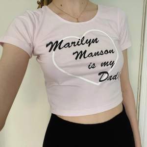 “Marilyn Manson is my daddy” crop top! Limited edition från Nikki Lipstick. Endast använd 2-3 gånger. Utsåld! 🖤
