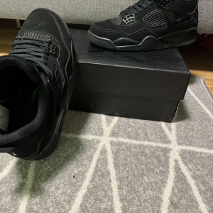 Air Jordan 4 retro  - Lite använda och i super bra skick.