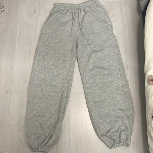 Mjukis byxor  - Mjukis byxor med fram ficka