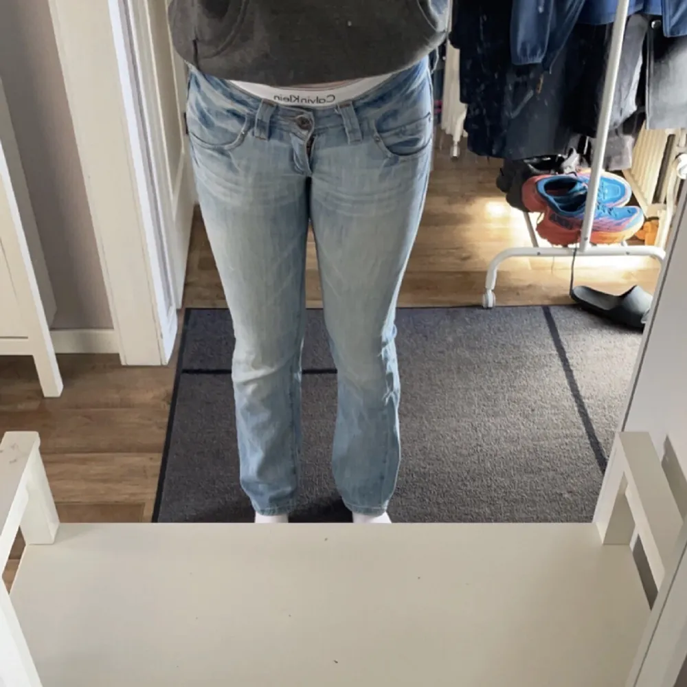 Ett par sjukt snygga Lågmidjade jeans ifrån Lee. Midjemått är 80-82 cm och innerbenslängd är 77-80 cm.😝. Jeans & Byxor.