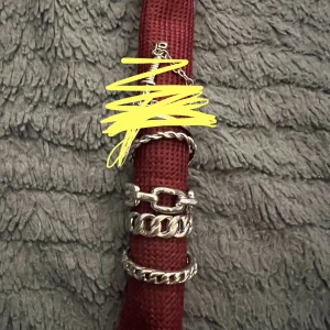 Ringar - Silver ringar med kedja design (ej äkta silver eller metall). Den ena ringen är nu såld, därför är den målad över! Det går att köpa separat eller tillsammans med andra ringar som jag säljer, fråga och skriv gärna isåfall! 🥰