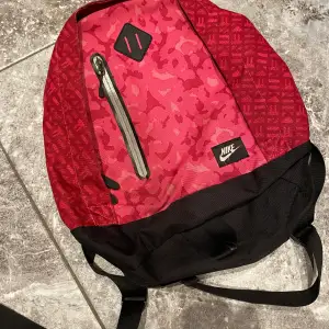 En Nike rosa väska som har krånglig dragkedja. I använt skick med några fläckar. Jättefina fin färg, neon liknande.  Kika gärna på min andra annonser, säljer mycket:) Samfraktar gärna.