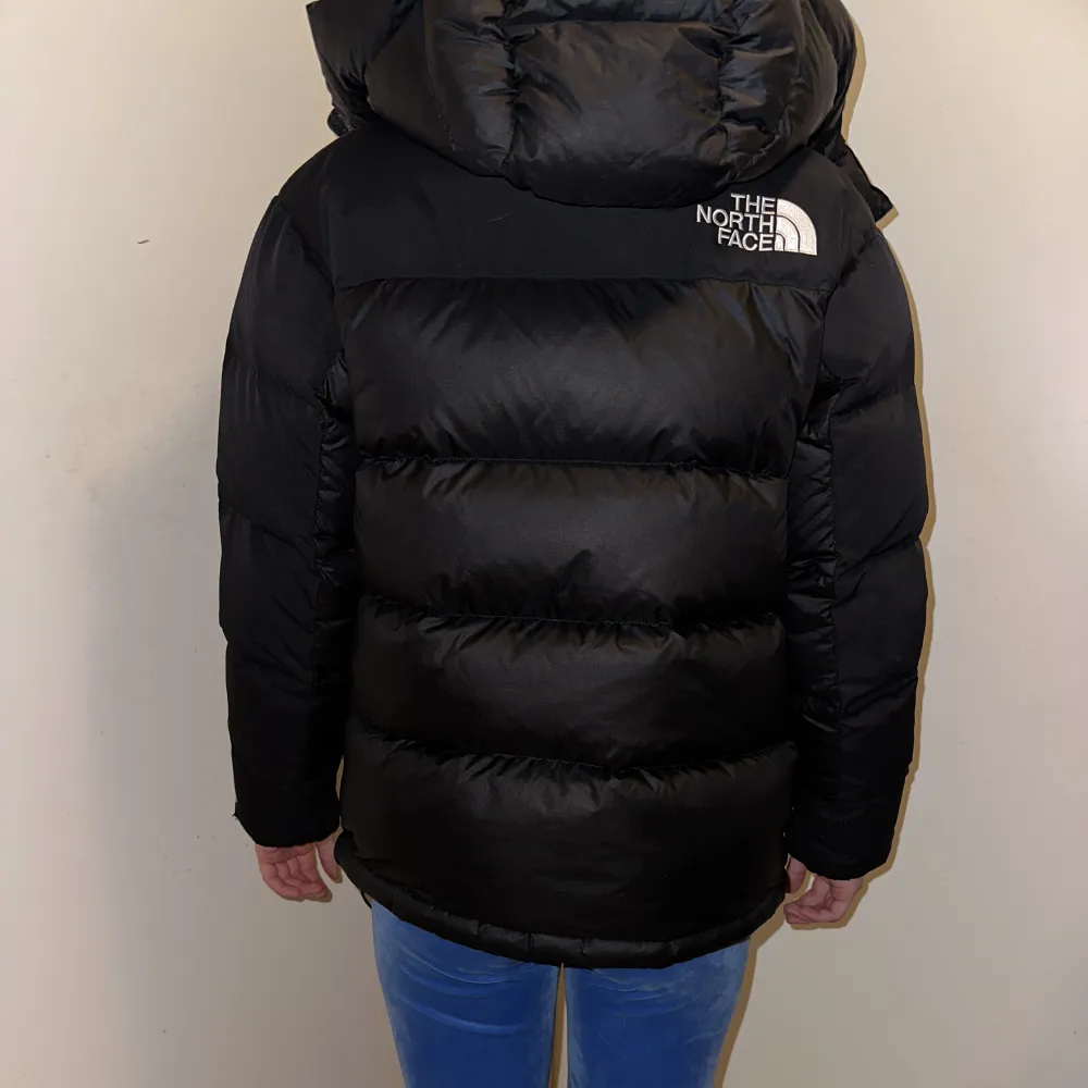 Säljer nu min The Noth Face Himalayan Down Parka. Köpt förra året och endast använd en vinter. Den är köpt på Nelly för 4 399kr och den är i mycket bra skick, det finns inga skavanker på förutom att det fastnat ”ludd” på kardborrebanden som ska tas bort.. Jackor.