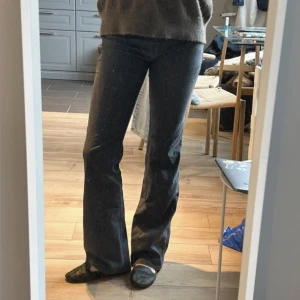 Coola byxor - Coola byxor utan fickor med spänne. Low waist & bootcut. Storlek 36.