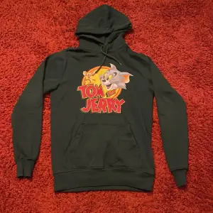 Säljer en tom &jerry hoddie som jag aödrig använt. Storlek S