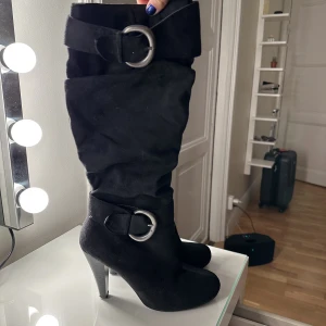 Svarta boots  -  Skit coola och unika svarta boots med silver detaljer! Mycket bra skick och väldigt bekväma. Klacken är 7 cm lång och passar strl 38/39 Köparen står för frakt! 
