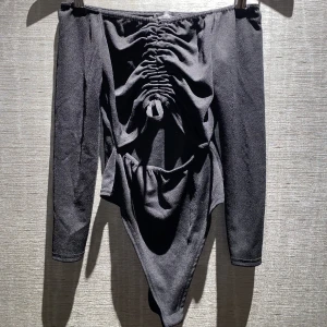 Body | PrettyLittleThing - En jättefin svart off-shoulder body som man kan knyta i mitten. Om man har under högmidjade jeans blir det lite som att ha en croptop då bodyn är avskuren i mitten! I storlek S. Den är väldigt strechig. Skriv privat för mer info och bilder.