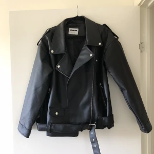 Over-sized skinnjacka i stl M  - Skinnjacka i stl M från Noisy May. Endast använd en gång. Ord pris: 899:-