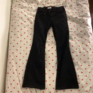 Säljer dessa superfina utsvängda svarta jeans i storlek 12-13 från Lindex. De är i toppenskick utan defekter. Jag skulle säga att de är ganska normalmidgade strax under naveln ungefär. Säljer då jag tyvärr vuxit ur de. Skriv priv för bilder och innan köp💗