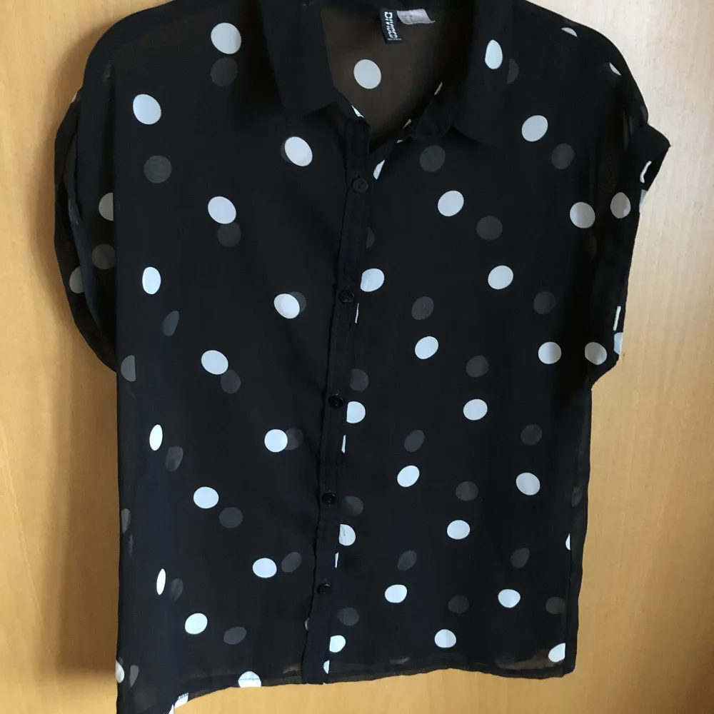 Blus/kortärmad transparent skjorta med prickar från HM. Använt skick.. Blusar.