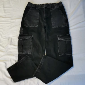 Svarta baggy jeans - Svarta byxor från urban outfitters. Dem är lite slitna längs ner men inget man ser när dem är på. W30 L32 i modellen Skate. Skriv privat vid frågor eller fler bilder. Jag diskuterar gärna pris 👻
