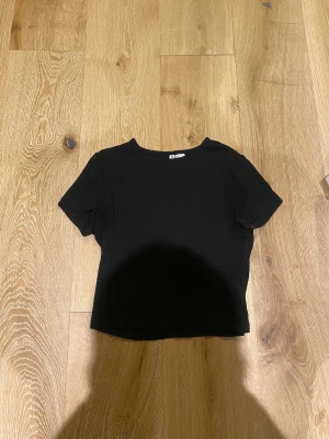 Svart t-shirt croppad  - Kan mötas och skicka. 