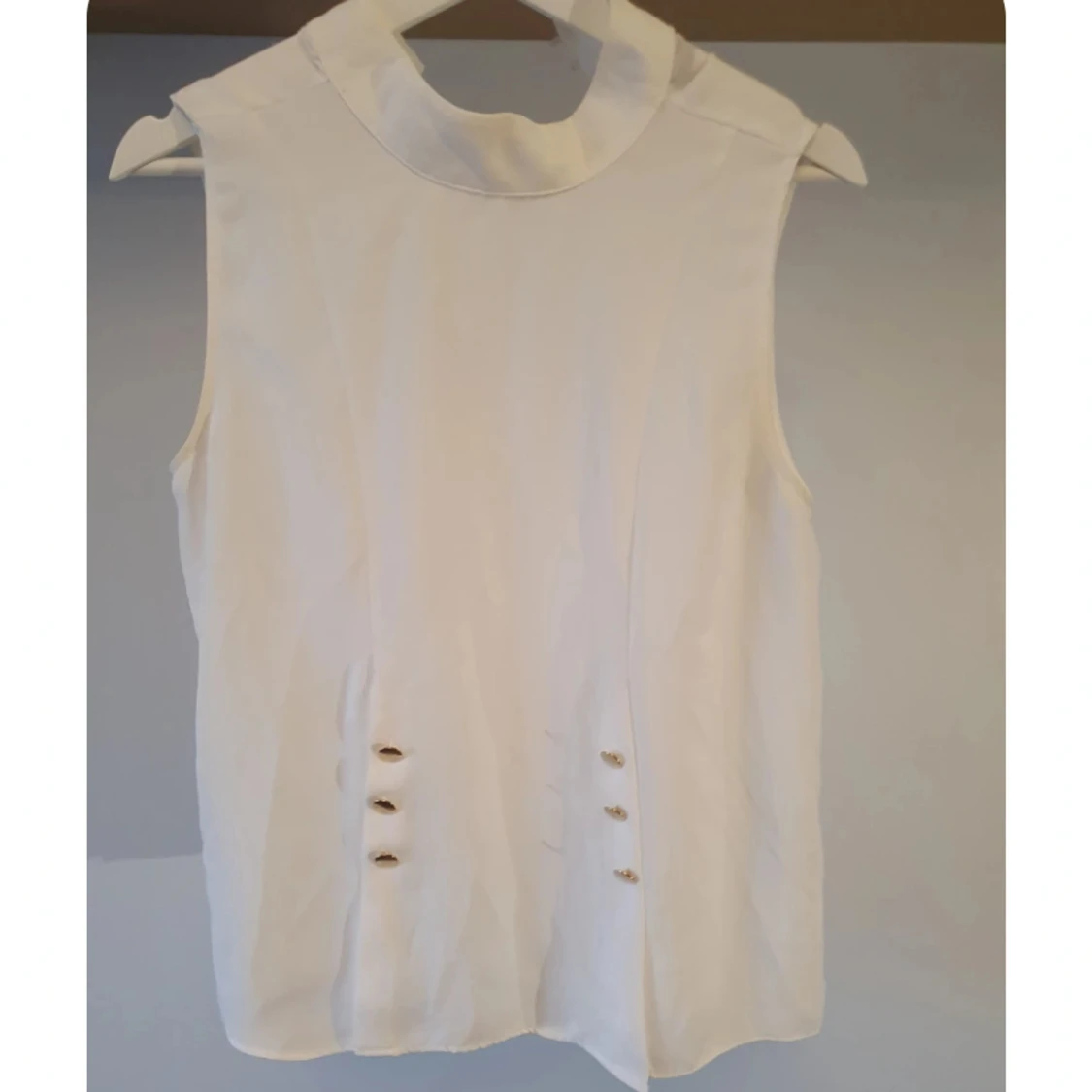 Vit blus med halvpolo