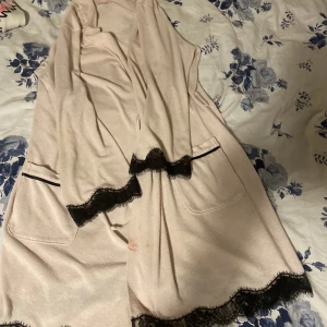 Victoriasecret morgonrock  - Victoriasecret morgonrock från många år tillbaka, knappt använd