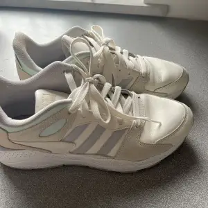 Adidas sneakers i nästan nyskick, beige/ pastell. 