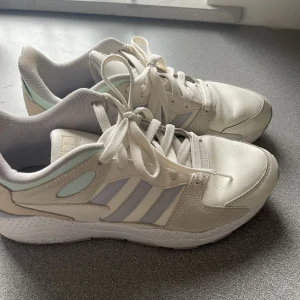 Adidas skor - Adidas sneakers i nästan nyskick, beige/ pastell. 