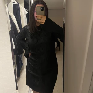 Klänning  - Säljer min super fina klänning ifrån Ginatricot i storlek S men passar även på en M🥰Använd endast  1-2 gånger, då den är som helt ny!😍Priset kan diskuteras!