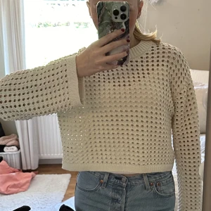 Tröja - Säljer min håliga tröja från hm, använd få gånger och i fin skick. 