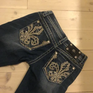 Miss me jeans  - Väldigt fina miss me jeans, ganska korta men funkar ändå 