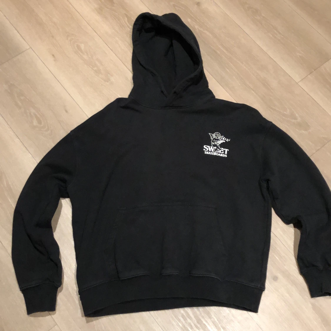 Svart hoodie med tryck