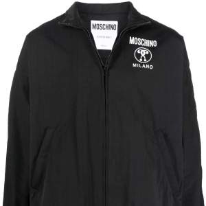 Moschino jacka köpt på thernlunds  Nypris ca 9000.  Storlek eu 50 passar M,L till och med XL Skick= som ny andvönd fåtal gånger