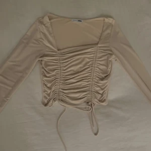 Tröja drawstring - Super fin krämvit tröja från fashionNova i storlek xs / s, endast använd ett fåtal gånger som ny🥰