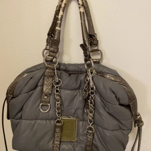 Guess väska  - Säljer denna då jag inte använder den. Den är superfin men handtagen ”flagnar” lite men det går säkert att lösa för någon händig. Köparen står för frakt 📦 