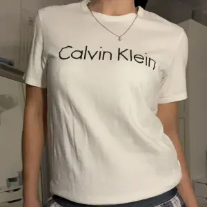 Stilren Calvin Klein T-shirt. Köptes för flera år sedan men är i väldigt bra skick. Kan användas till vardags även om den är från sleepwear. 