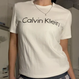 Calvin Klein T-shirt - Stilren Calvin Klein T-shirt. Köptes för flera år sedan men är i väldigt bra skick. Kan användas till vardags även om den är från sleepwear. 