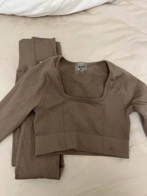 Aimn set - Helt oanvänt set från Aimn. I färgen espresso.