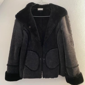 svart manchesterjacka  - supervarm jacka med fuskpäls på insidan, perfekt för vintern 🍓modellen har strl M