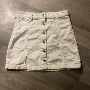 Jeanskjol - Supersnygg jeanskjol från Ginatricot som tyvärr är för liten för mig. Storlek 40 men skulle säga att den passar 36-38🩷