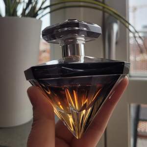 Lancôme La Nuit Trésor EdP som sprutats enstaka gånger 50 ml. Hör bara av dig om du ska köpa parfymen är seriös. Inga onödiga frågor ställs. Allt står här i annonsen Skickas med postnord lätt, frakt står köparen för, 60 kr! Betalning endast swish