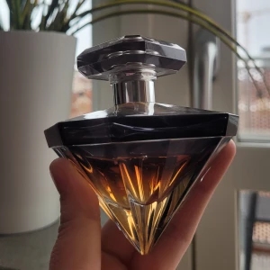 Lancôme La Nuit Trésor EdP - Lancôme La Nuit Trésor EdP som sprutats enstaka gånger 50 ml. Hör bara av dig om du ska köpa parfymen är seriös. Inga onödiga frågor ställs. Allt står här i annonsen Skickas med postnord lätt, frakt står köparen för, 60 kr! Betalning endast swish