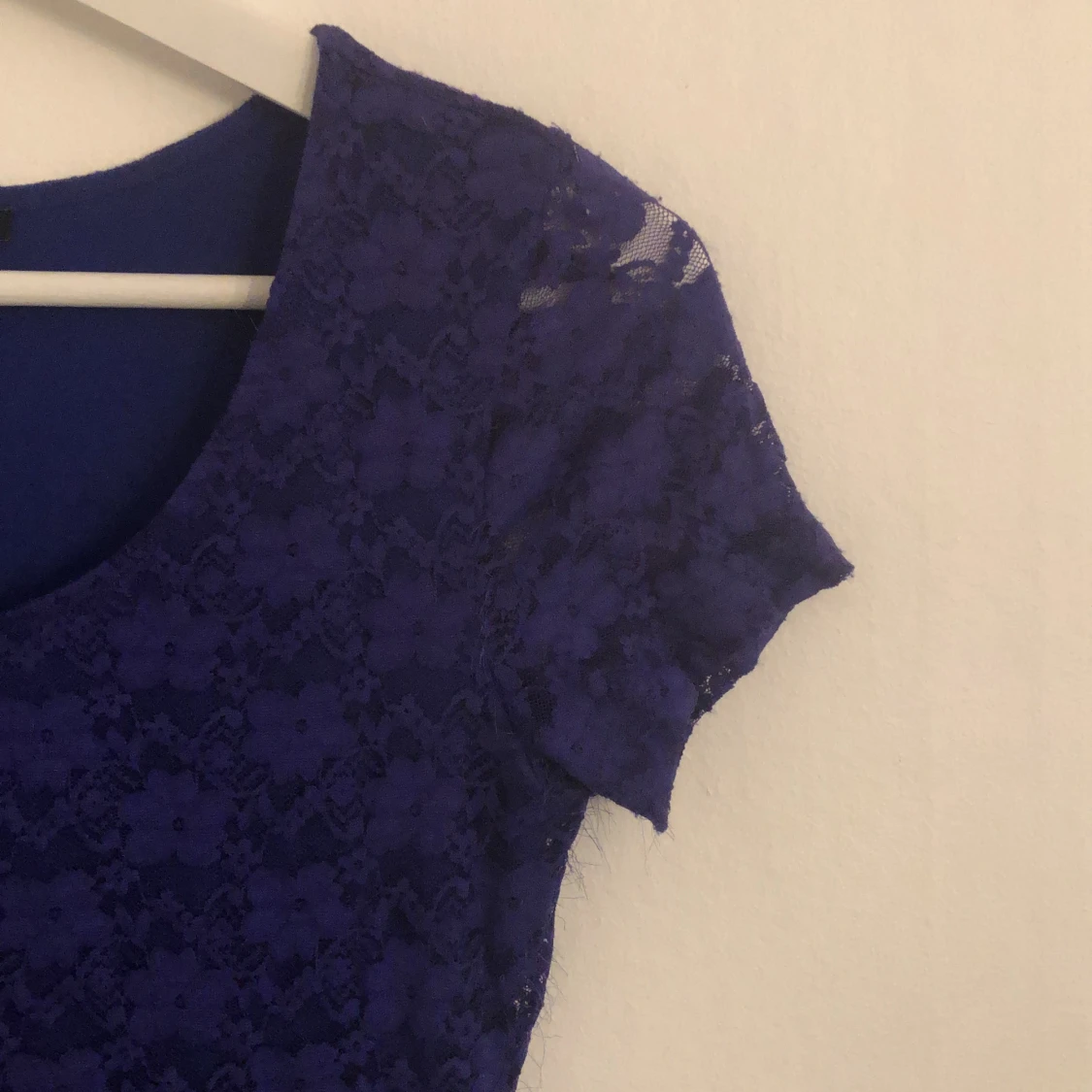 Lila spets klänning - 90