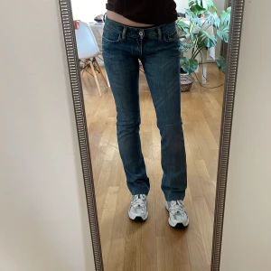 Diesel jeans - Står storlek W28 L30 på jeansen men skulle säga att de är mindre i storleken (midjan). Jag är 1,62. Midjan, rätt över; 39 cm. Innerbenslängden; 76 cm. Bra skick.