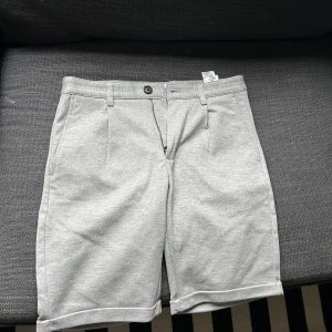 Lindebergh white shorts  - Säljer ett par shorts som är för små nu men väldigt bra skick. Bara använda sommaren förra året