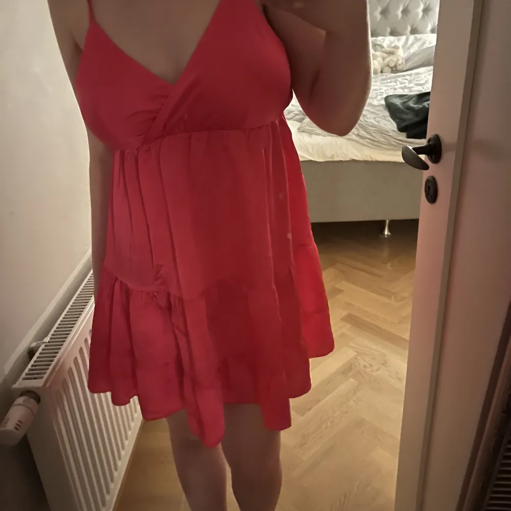 Säljer min fina rosa klänning i storlek L. Klänningar.
