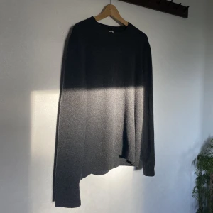 Arket tröja - Nypris 690kr För referens är jag 195 å väger 90kg  Väldigt bra skick! Materialet är galet skönt Färgen är mörk grå